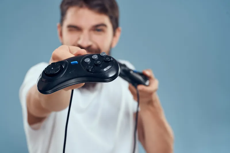 Мужчина держит игровые контроллеры
