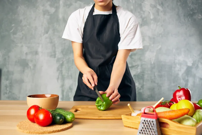 Нарезка овощей, здоровое питание, свежие продукты на кухне