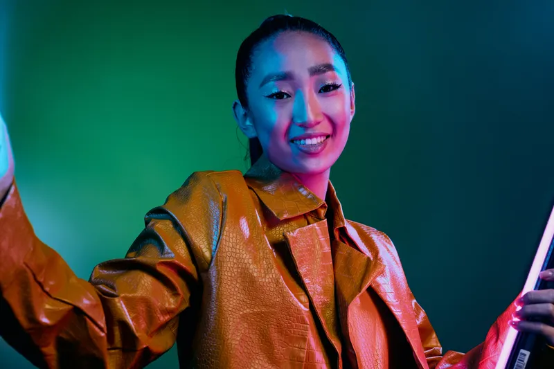 Студия, женщина, vogue, яркая, искусство, молодая, дама, тело, сияние, разноцветная, роскошь, красочная мода, диско, желтая, трендовая, брюнетка, гламурная, зеленая, высокий свет, ночь, неон, красота