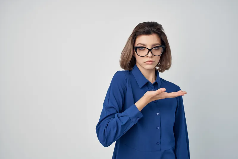 Деловая женщина в очках и голубой рубашке, стильный элегантный образ