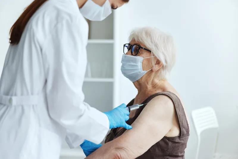 Пациент и врач: инъекция шприцем, паспорт вакцинации, лечение в больнице
