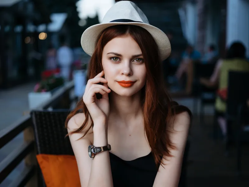 Привлекательная женщина в кафе, летний отдых, образ жизни, веселье