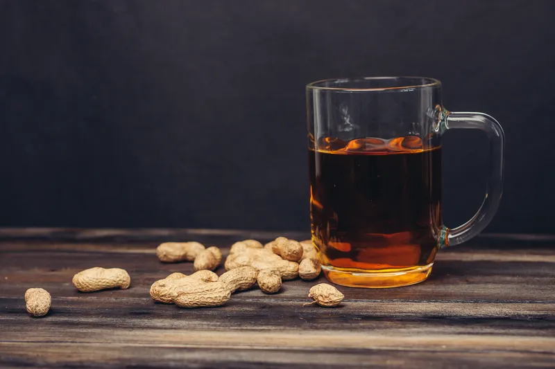 Арахис в скорлупе, пивная кружка, бар, алкогольная закуска, отдых