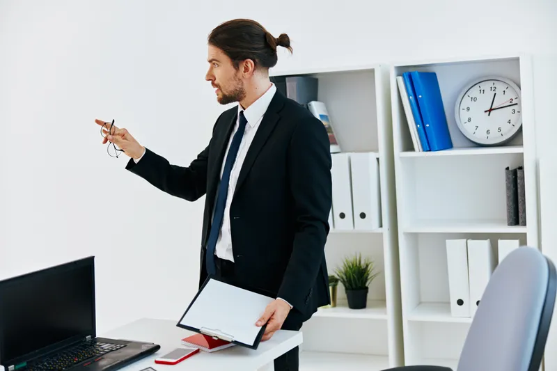Руководитель работает с официальными документами в офисе