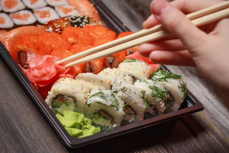 Роллы, красный имбирь, деликатес, азиатская кухня, деревянный фон