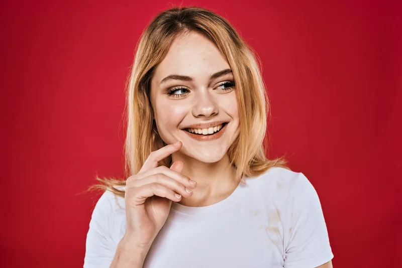 Симпатичная женщина улыбается