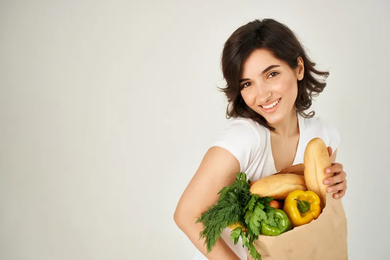 Женщина с пакетом продуктов из супермаркета, служба доставки