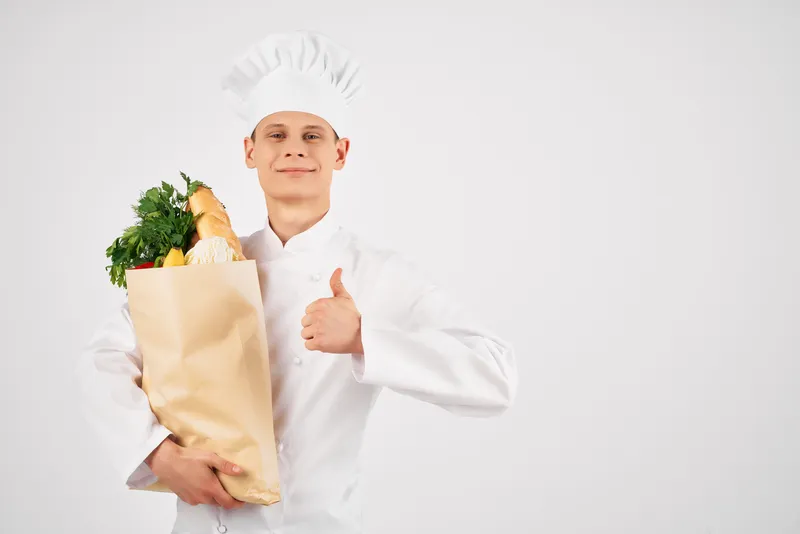 Повар-мужчина с упаковкой продуктов, ресторанная кулинария, профессионал