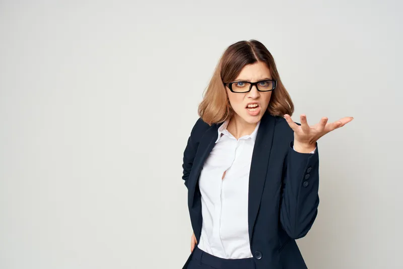 Студийная профессиональная фотография женщины в очках, имеющей деловой вид