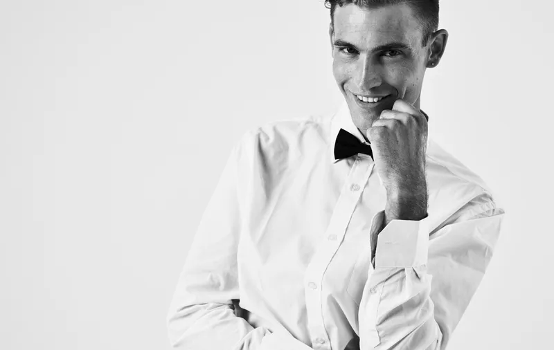 Веселый мужчина в рубашке с галстуком, элегантный базовый стиль одежды