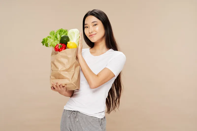 Женщина с пакетом продуктов, домашняя работа, овощи, здоровая еда