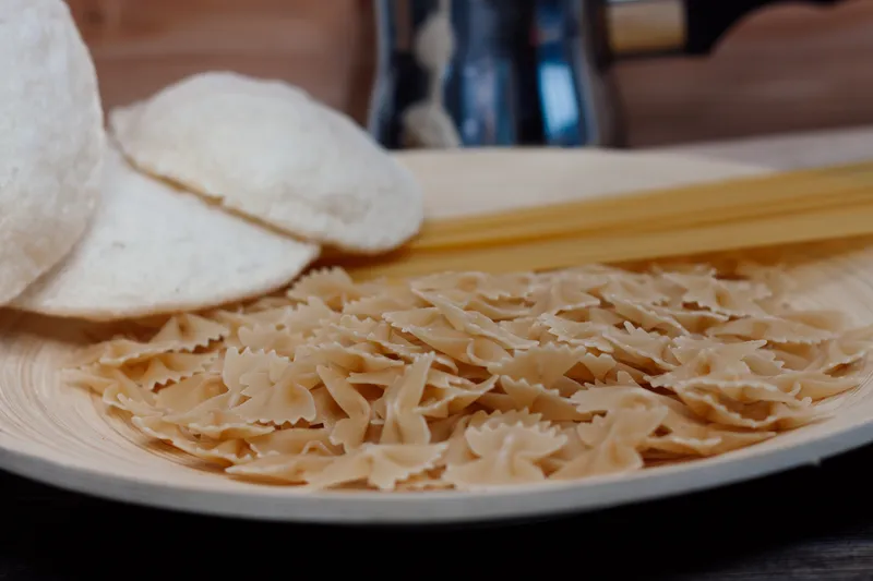 Паста с пармезаном, изысканная итальянская кухня, соус с черри