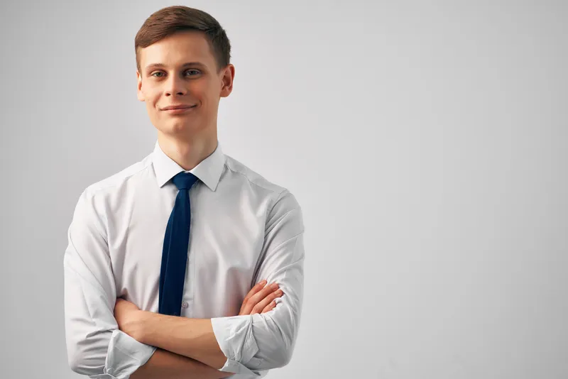 Мужчина в рубашке с галстуком, мы начинаем работу, позирует в офисе