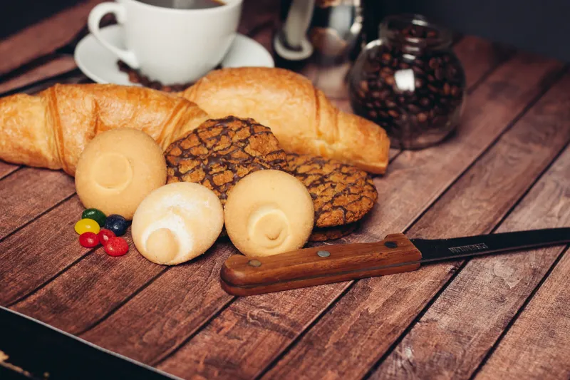 Сладкое печенье, имбирные пряники, кофе, завтрак, десерты на кухне
