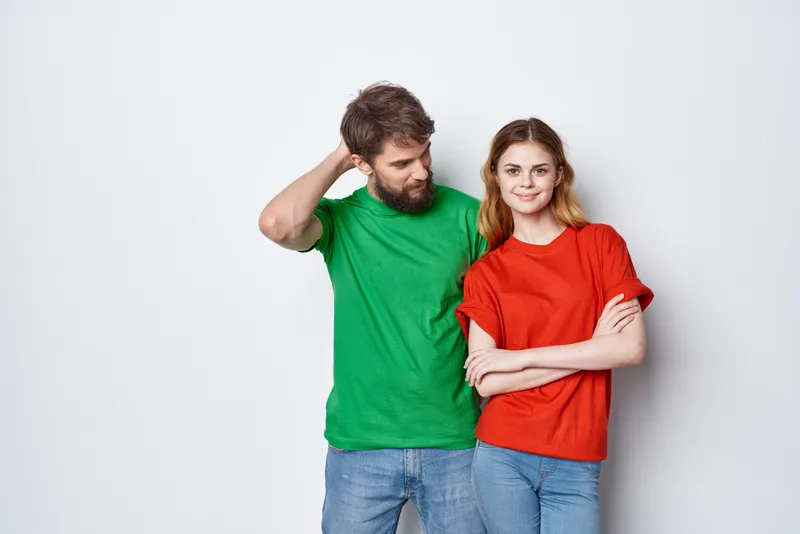 Мужчина и женщина общаются, весело проводят время вместе, дружба на светлом фоне