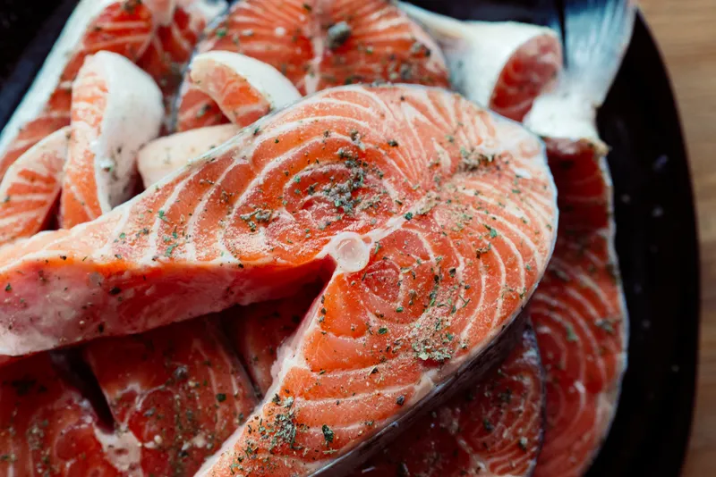 Красная маринованная рыба, приготовление еды, морепродукты, деликатес