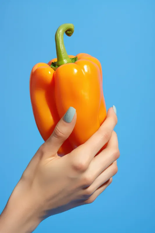 Женщина, свежая, вегетарианская, здоровая, зеленая диета, вкусная, готовка, перец, желтые овощи, фон, еда, природа, держит в руке, красный, органический фон, сельское хозяйство, паприка, спелая…