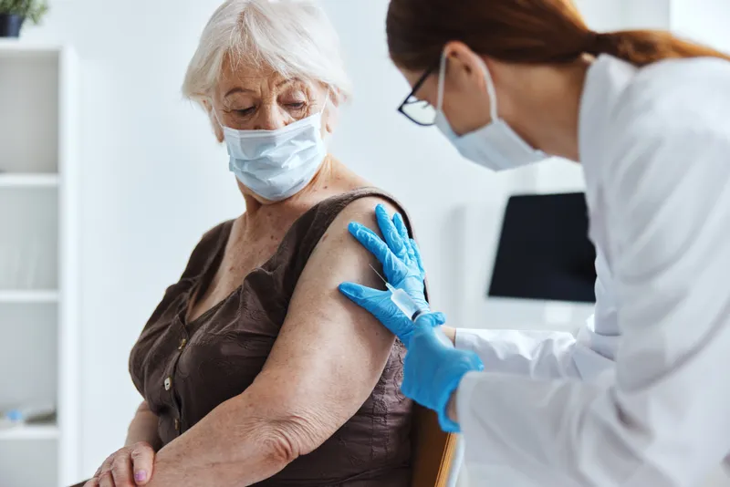 Пациент и врач, вакцинационный паспорт, вирусная эпидемия
