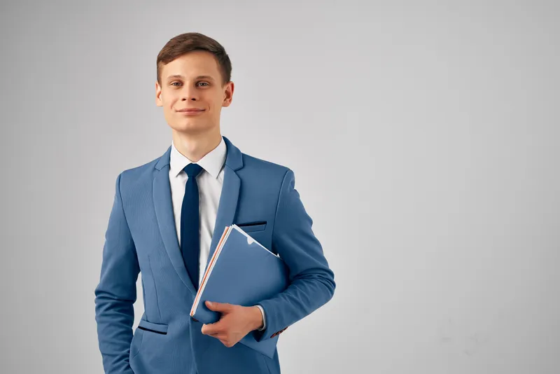 Менеджер в костюме с документами