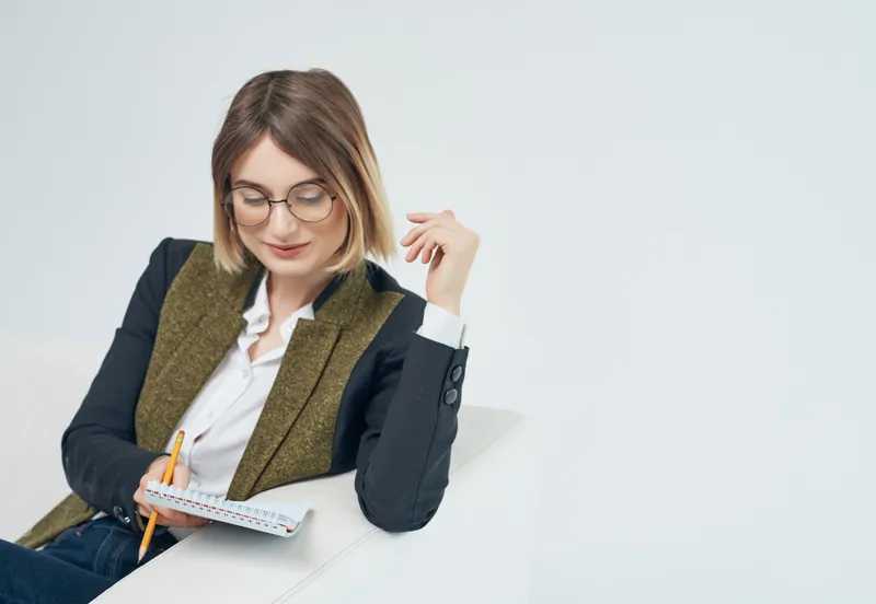 Женщина в очках, менеджер, офисная работа, профессиональные документы