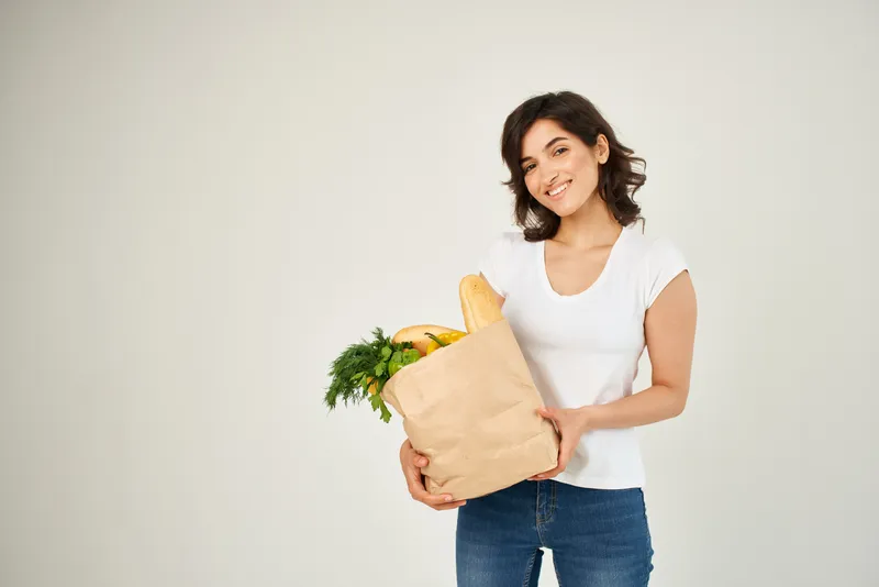 Пакет с продуктами, покупки в супермаркете, сервис доставки