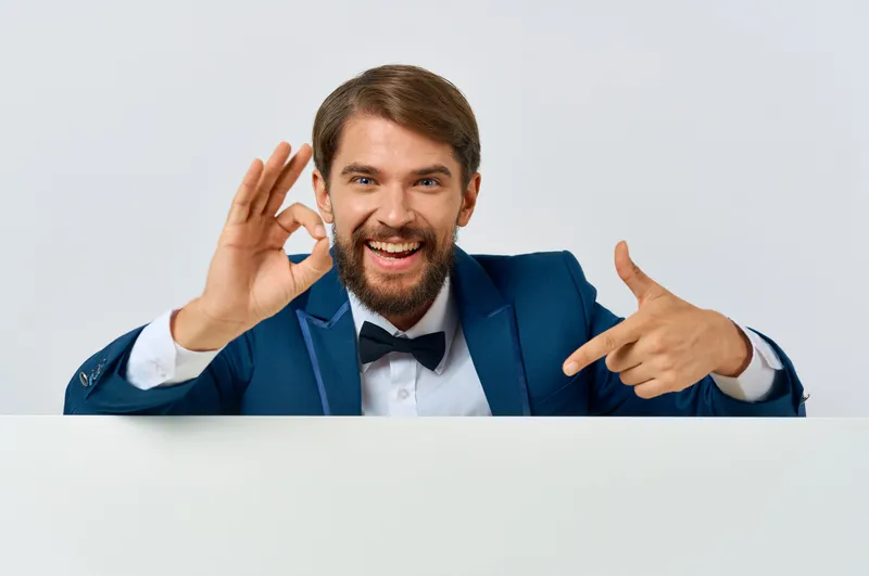 Веселый мужчина в костюме, белый мокап, постер, скидка, реклама, белый фон