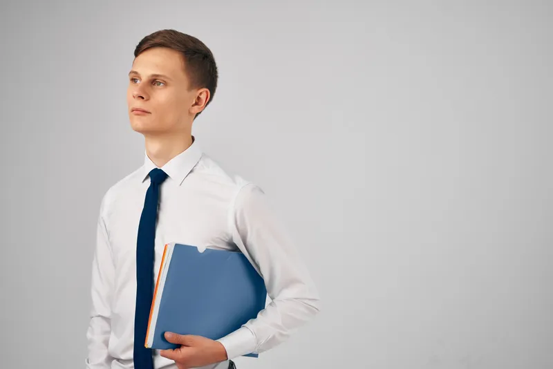 Бизнесмен, менеджер, работа с документами в официальном офисе
