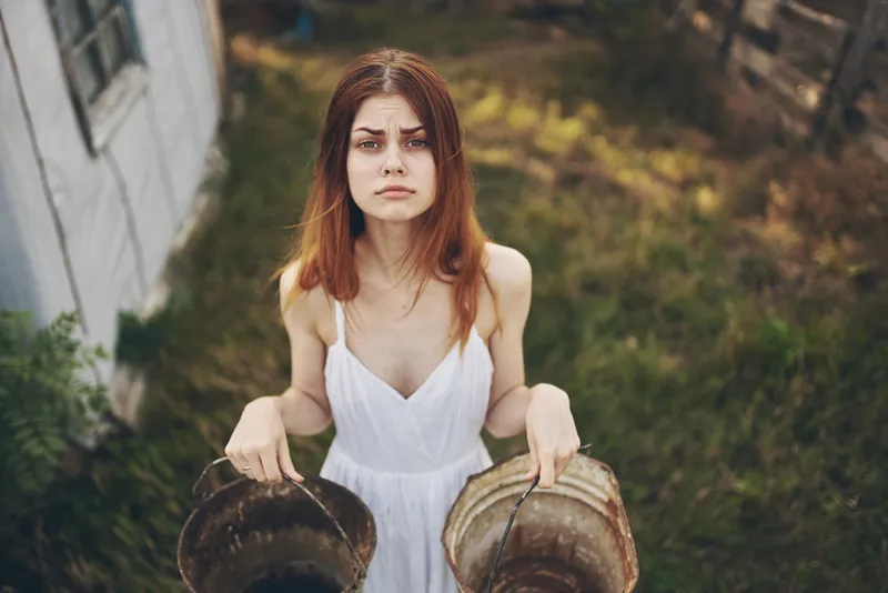 Женщина в белом платье, лето, загородная природа, образ жизни