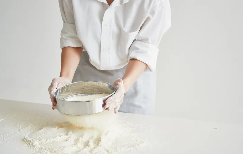 Шеф-повар месит тесто, готовит еду, мучной продукт, домашнее хозяйство