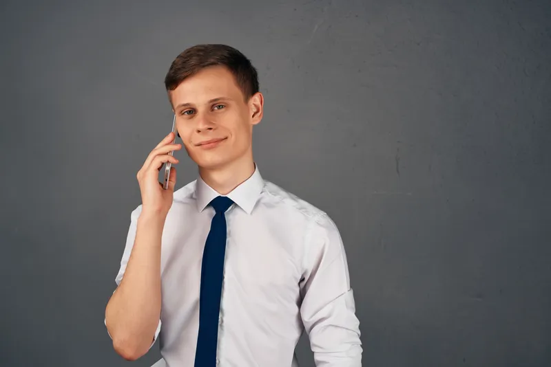 Менеджер с телефоном в руке разговаривает в офисе