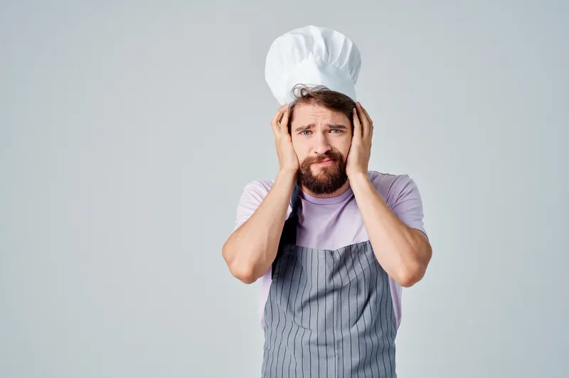 Мужчина в поварской форме, работающий в кулинарной профессии