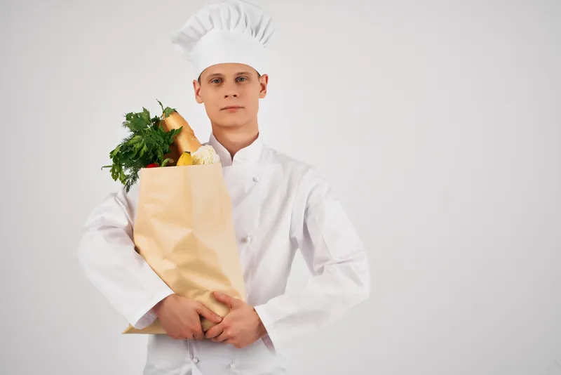 Повар с упаковкой свежей еды, доставка, работа на кухне, профессионал