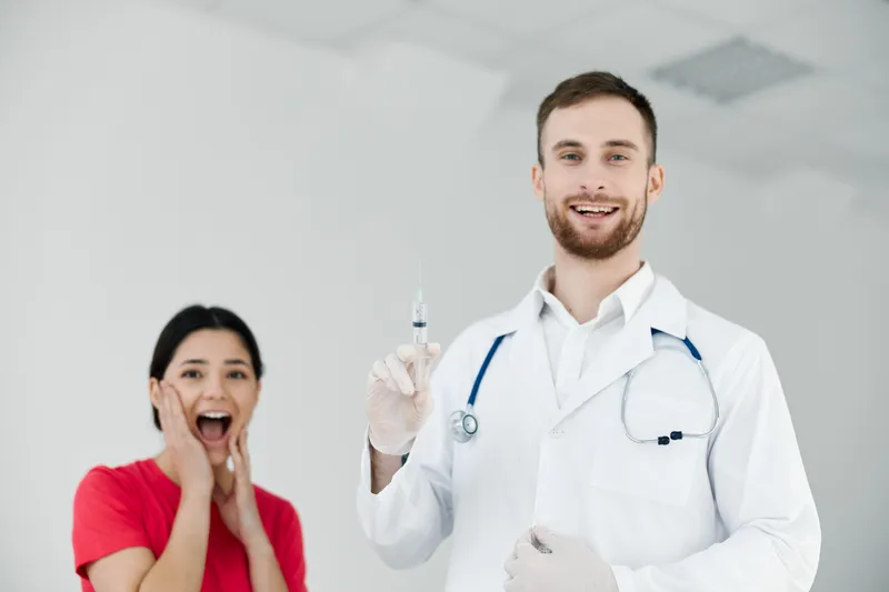 Пациент с открытым ртом боится уколов, вакцинация, эмоции