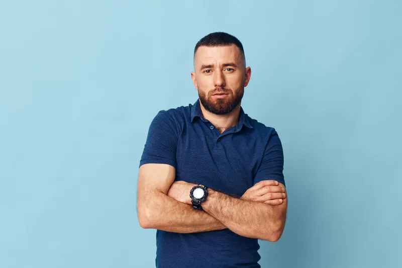 Изолированный мужчина, взрослый, лицо, уверенный, фон, серьезный, кавказец, стоит, красивый, выражение лица, смотрит, фон, молодой, привлекательный, повседневный, борода, портрет, персона, мужчина