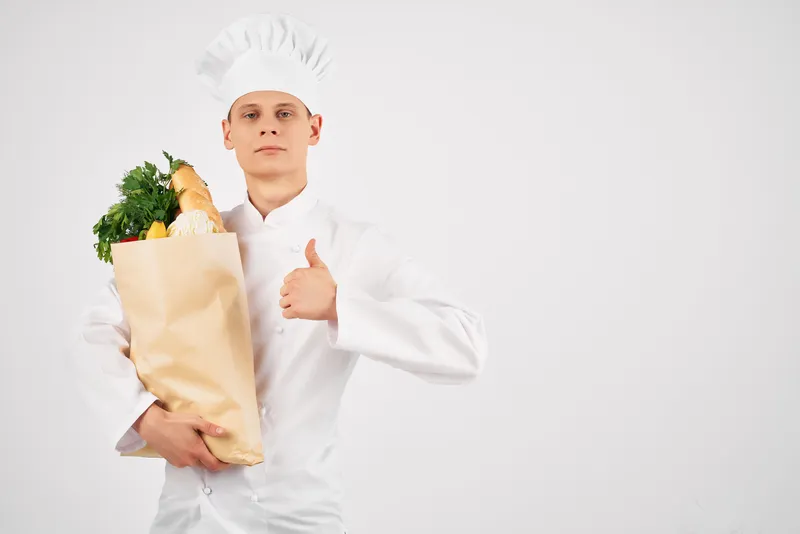 Шеф-повар со свежим продуктовым набором, здоровая еда, доставка из ресторана