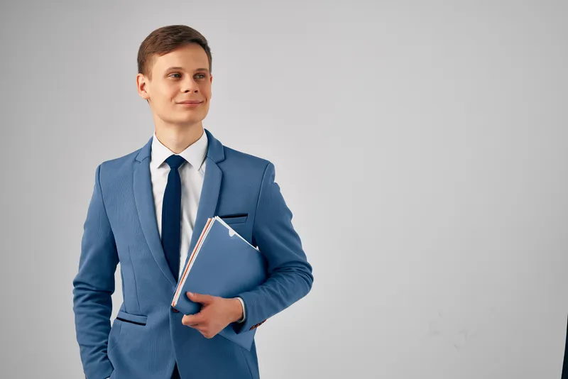 Менеджер в костюме с документами, работа в офисе, профессионал