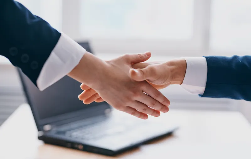 Деловые люди обмениваются рукопожатием на работе