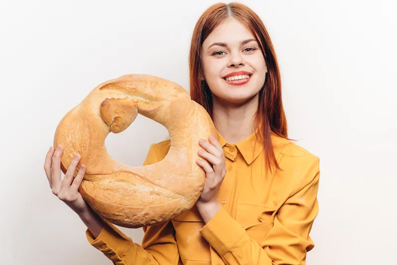 Женщина с буханкой хлеба, мучное изделие, голод, калории, диета