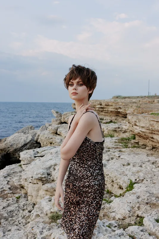 Модная женщина на природе, роскошь, позирование, свобода, элегантность
