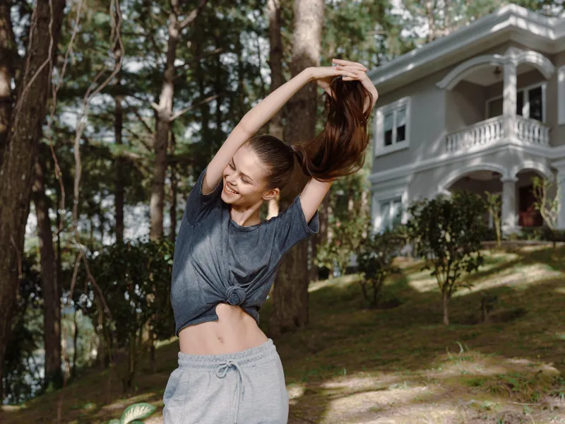 Энергичная женщина наслаждается моментом фитнеса и отдыха в окружении природы