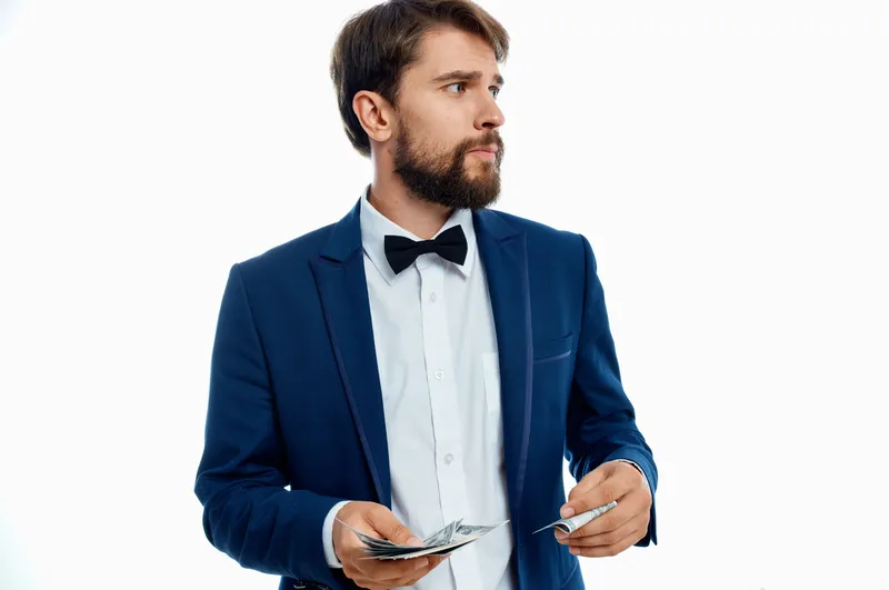 Бизнесмены держат деньги в руках на изолированном фоне