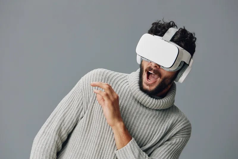 Мужчина в VR-очках и с гарнитурой, он взаимодействует с цифровым контентом, портрет, современные технологии, инновации