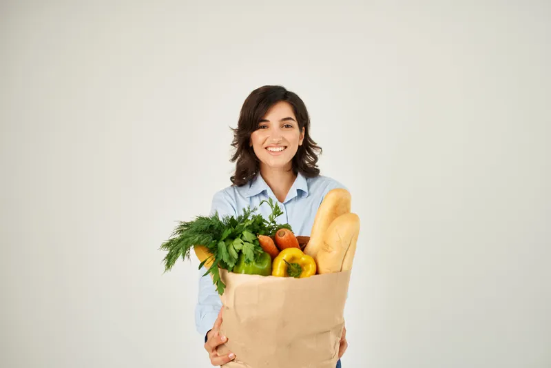 Милая брюнетка с сумкой для продуктов, доставка еды из супермаркета