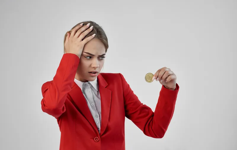 Деловая женщина в красной куртке занимается криптовалютой Bitcoin и интернет-коммерцией