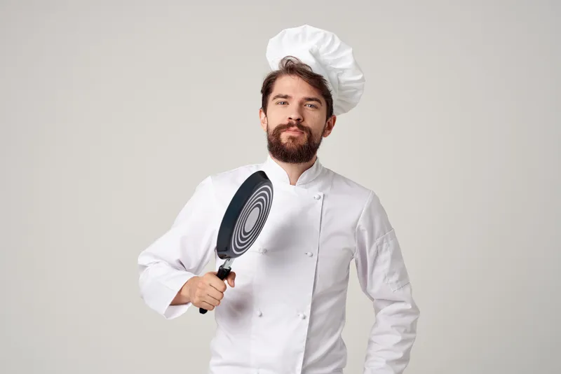 Повар с кухонной утварью