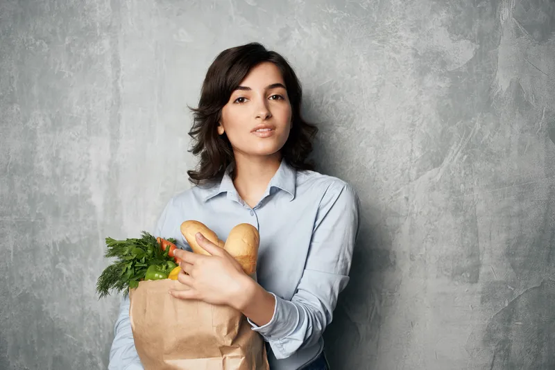 Брюнетка с пакетом продуктов в супермаркете, шопинг, образ жизни