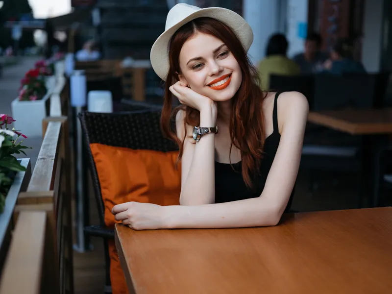 Симпатичная женщина в кафе, летний отдых, образ жизни, веселье