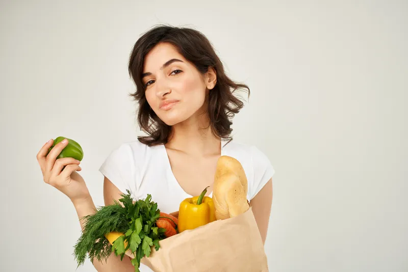 Женщина с пакетом продуктов, здоровая еда, супермаркет