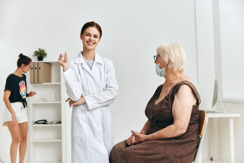 Пожилая женщина на приеме у врача в больнице для вакцинации