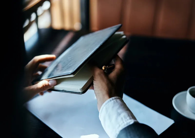 Бизнес-леди в кафе с книгой на столе, документами, чашкой кофе, работа, образ жизни